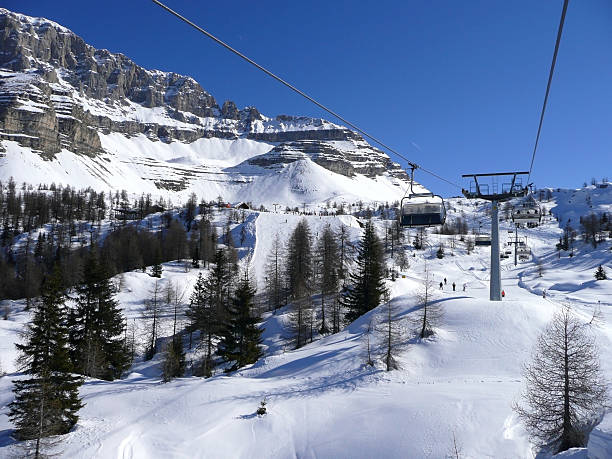 nice Chairlift e de montanha, com céu azul - fotografia de stock