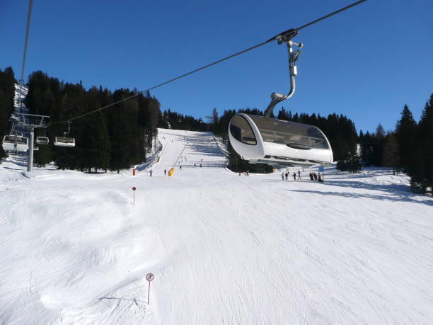 nice Chairlift e de montanha, com céu azul - fotografia de stock