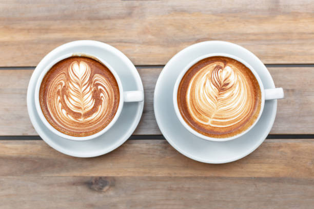 ラテアート ・ カプチーノ 2 杯 - barista coffee coffee crop heart shape ストックフォトと画像