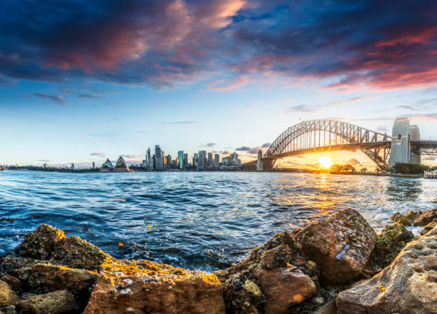 exibição de crepúsculo do porto de sydney - sydney harbor panoramic sydney australia skyline - fotografias e filmes do acervo