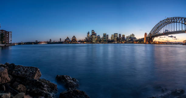 porto de sydney à noite - sydney harbor panoramic sydney australia skyline - fotografias e filmes do acervo