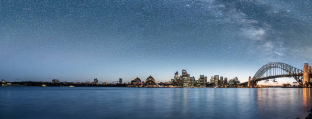 sydney harbour in einer sternenklaren nacht - sydney australia australia sydney opera house skyline stock-fotos und bilder
