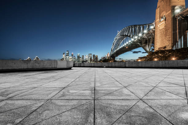 frente quadrado vazio da ponte do porto de sydney - sydney australia sydney harbor australia night - fotografias e filmes do acervo
