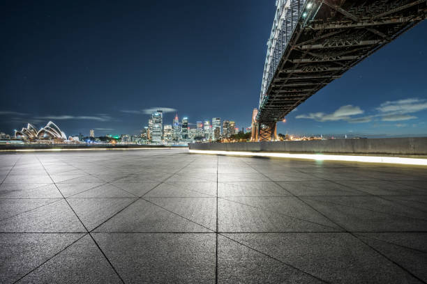 シドニー港橋の下の空き地 - sydney opera house opera house sydney australia sydney harbor ストックフォトと画像