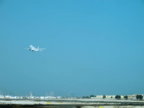 晴天で空港から離陸商業飛行機 - airplane taking off sky commercial airplane ストックフォトと画像