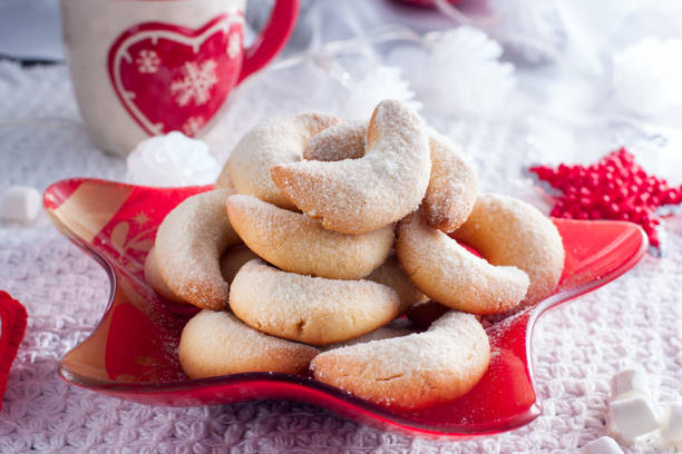 traditional christmas cookies "vanilla crescents" - cookie christmas shortbread food imagens e fotografias de stock
