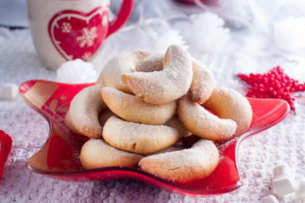 традиционное рождественское печенье "ванильные полумесяцы" - cookie christmas shortbread food стоковые фото и изображения