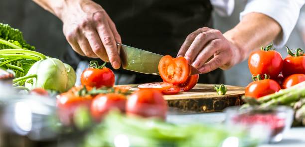 シェフの彼の台所で野菜の準備 - restaurant food food and drink industry food service occupation ストックフォトと画像