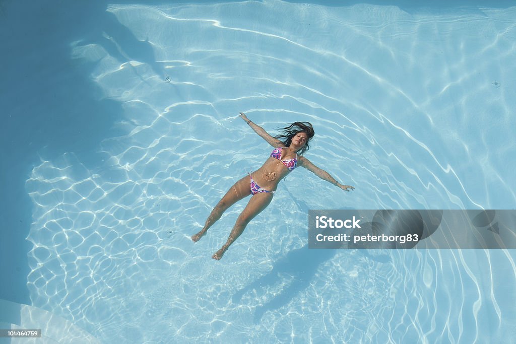 Kobieta pływające w basenie - Zbiór zdjęć royalty-free (Gozo - Malta)