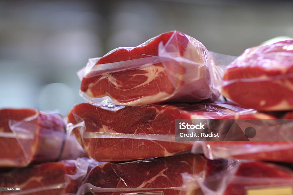 Carne sul mercato - Foto stock royalty-free di Bancarella