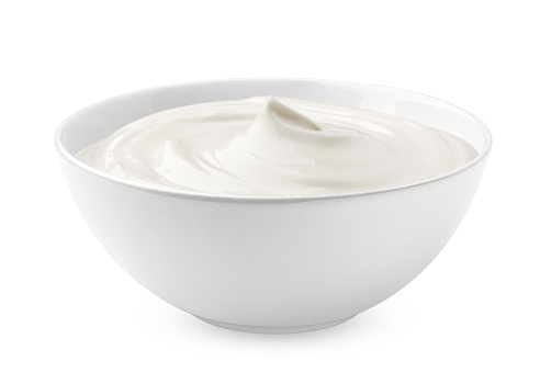 crema agria en vidrio, mayonesa, yogur, aislado en fondo blanco, trazado de recorte, profundidad de campo photo