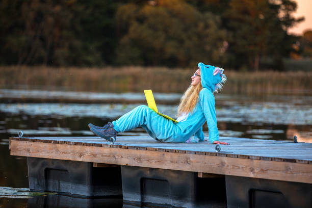 mädchen teenager in einem einhorn kostüm in der natur - onesie stock-fotos und bilder