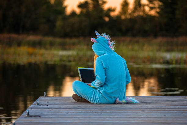 adolescente menina com uma fantasia de unicórnio na natureza - onesie - fotografias e filmes do acervo