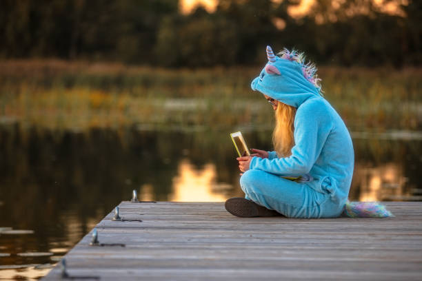 adolescente de fille dans un costume de licorne dans la nature - onesie photos et images de collection