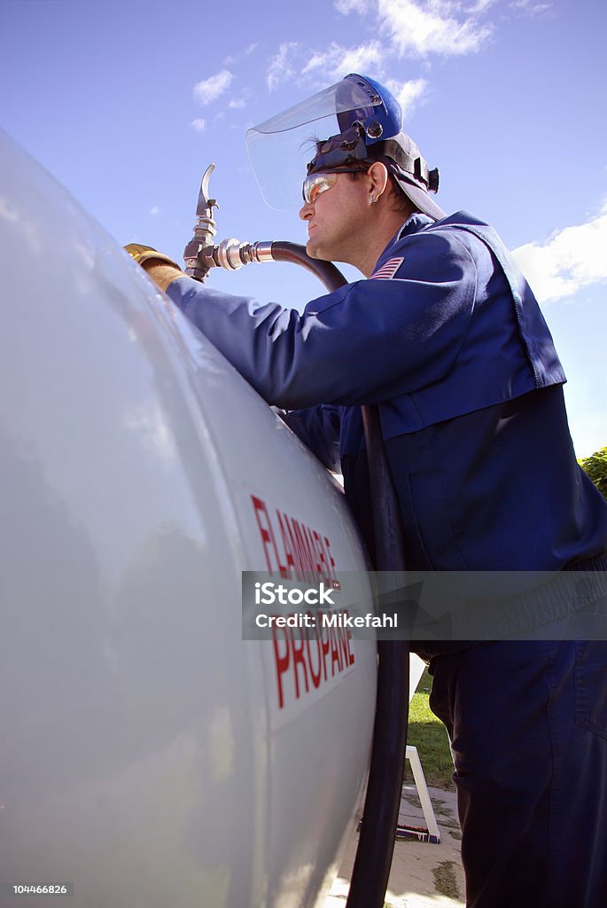 Travailleur remplir une grande débardeur propane - Photo de Propane libre de droits