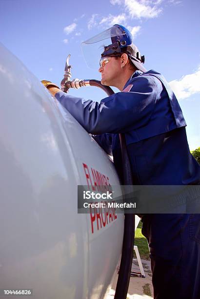 Photo libre de droit de Travailleur Remplir Une Grande Débardeur Propane banque d'images et plus d'images libres de droit de Propane - Propane, Réservoir de stockage, Remplir