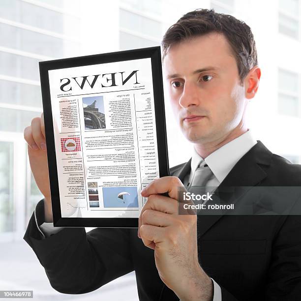 Geschäftsmann Holding Ein Touchpadpcs Lesen Der Elektronische Zeitung Stockfoto und mehr Bilder von Artikel - Publikation