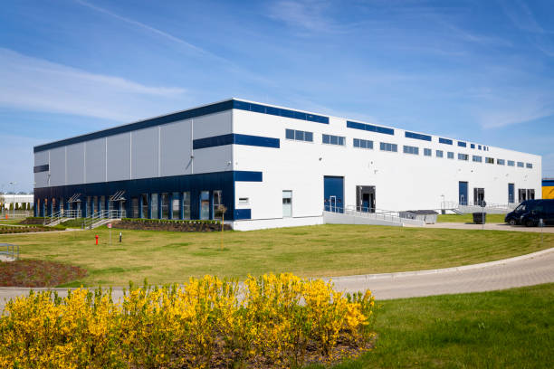 caminho de unidade para construção de armazém de grande distribuição - factory building - fotografias e filmes do acervo