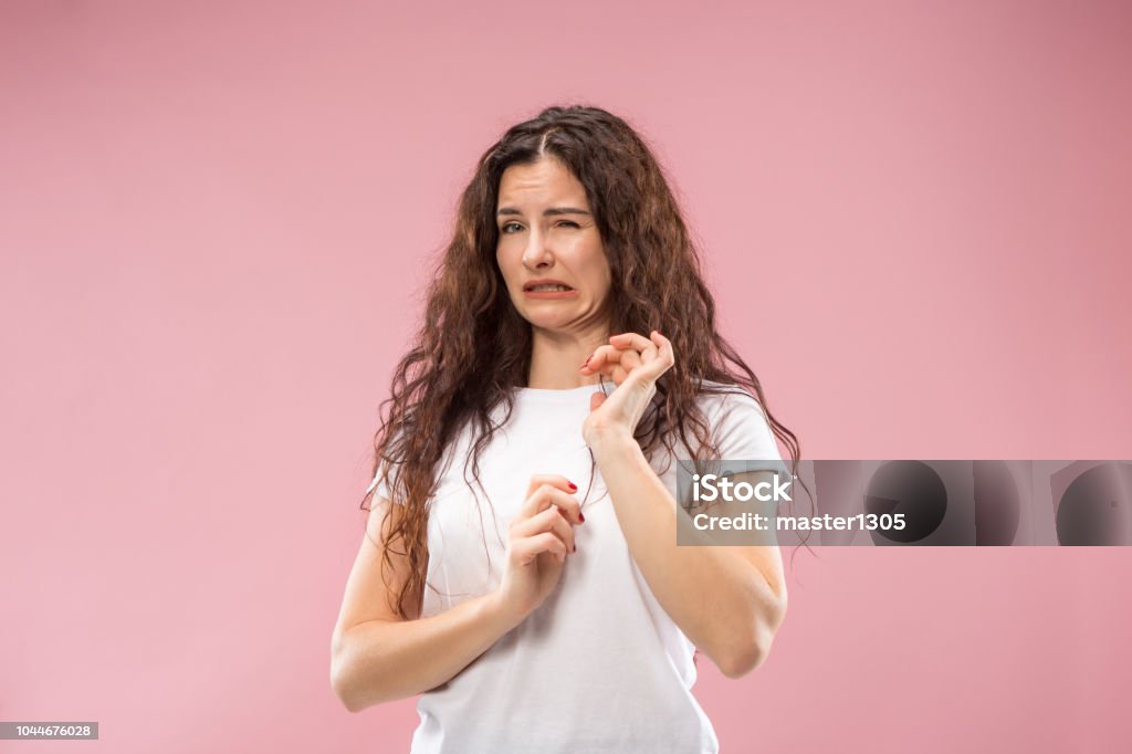 Jeune femme avec expression dégoûtée repousser quelque chose, isolé sur la rose - Photo de Dégoût libre de droits