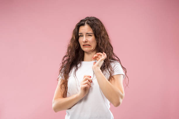 giovane donna con espressione disgustata respingere qualcosa, isolato sul rosa - bad joke foto e immagini stock