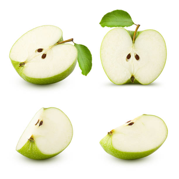rebanada de manzana verde jugosa, aislado en fondo blanco, trazado de recorte, profundidad de campo - isolated apple slices fotografías e imágenes de stock