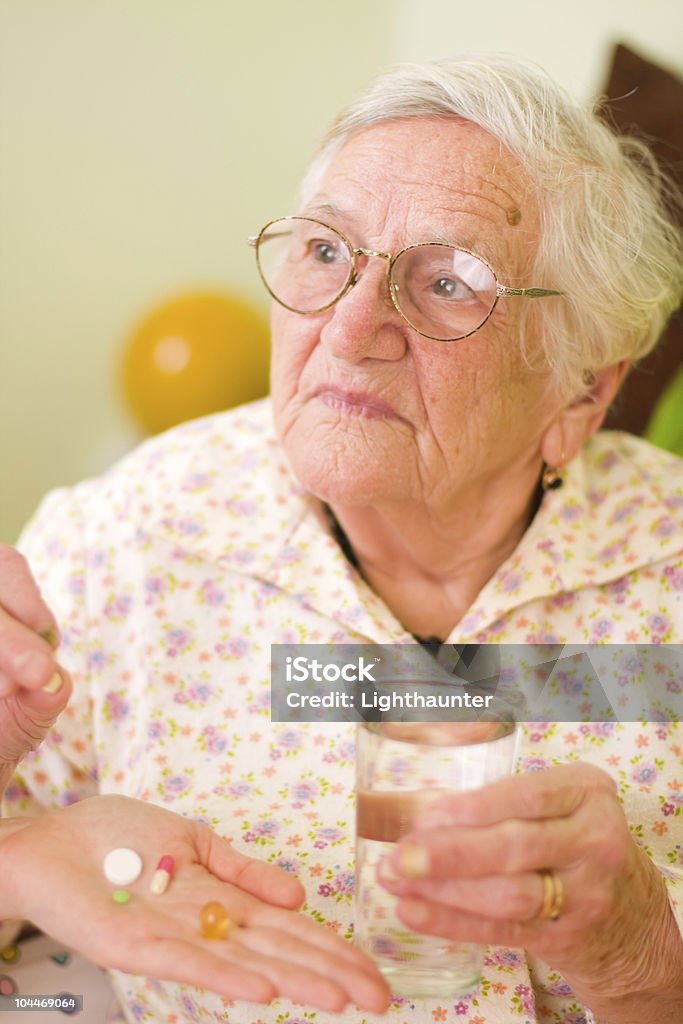 Medikamente für eine alte Frau - Lizenzfrei Alter Erwachsener Stock-Foto