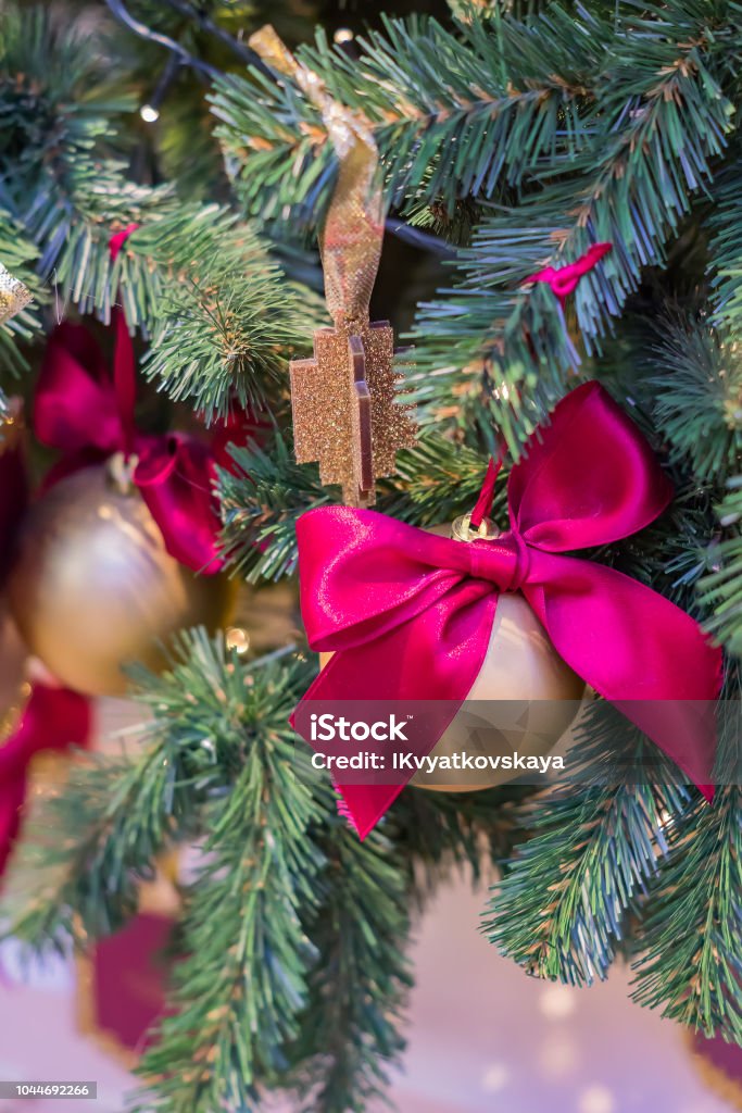 Foto de Fundo De Férias De Natal E Ano Novo Árvore De Natal Decorada Com Laços  Vermelhos E Bolas Conceito De Celebração e mais fotos de stock de 2018 -  iStock
