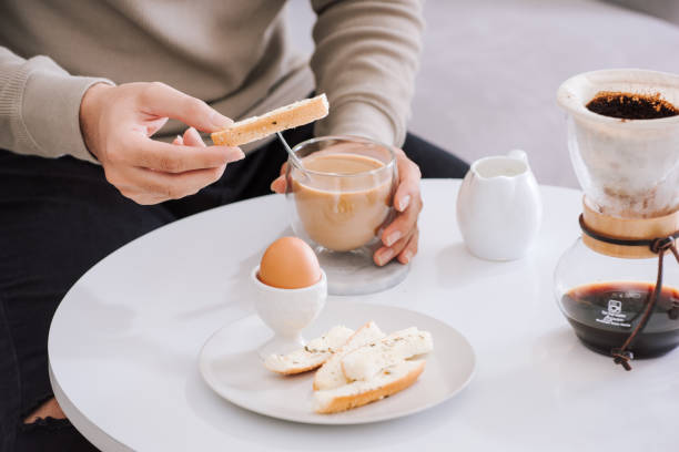 新鮮なおいしい半熟卵、カリカリ トーストとリビング ルームでのコーヒー カップ - breakfast bread table drop ストックフォトと画像