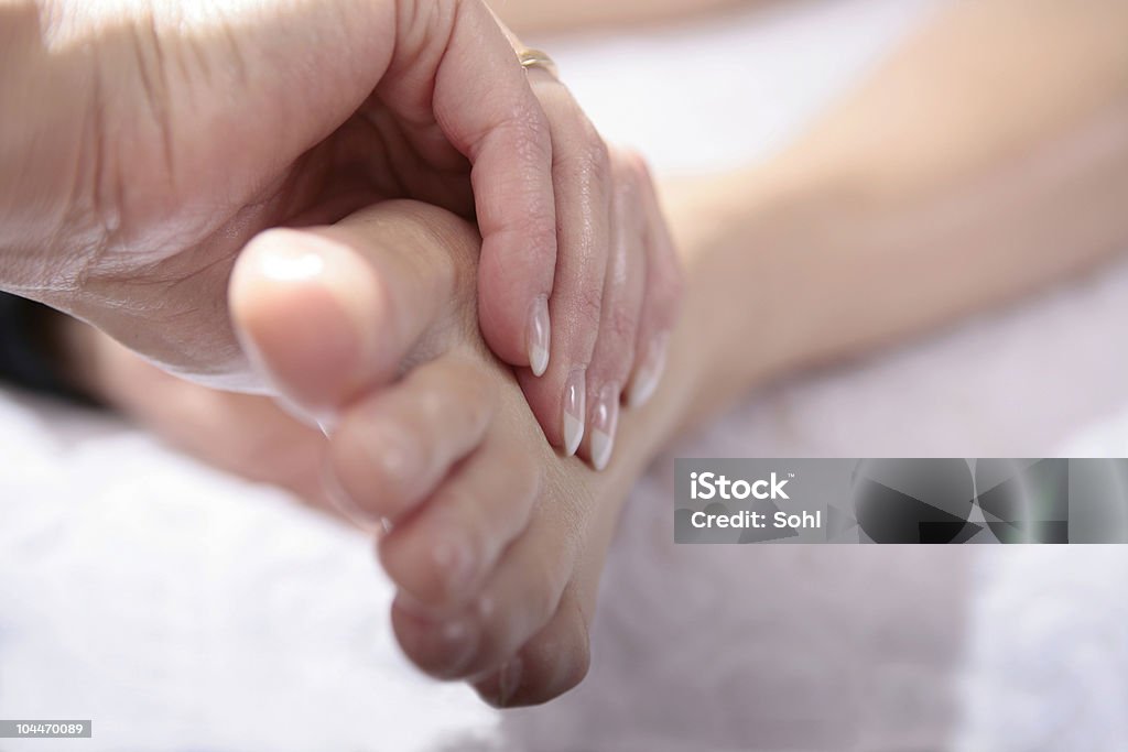 massage des pieds - Photo de 20-24 ans libre de droits