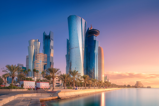 Horizonte de la bahía de oeste y centro de la ciudad de Doha, Qatar photo