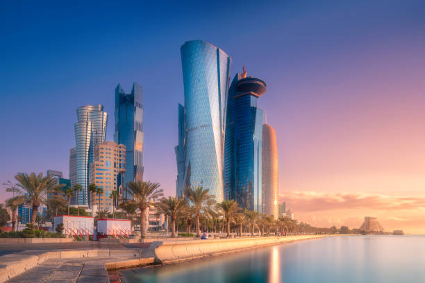 horizonte de la bahía de oeste y centro de la ciudad de doha, qatar - cornisa fotografías e imágenes de stock