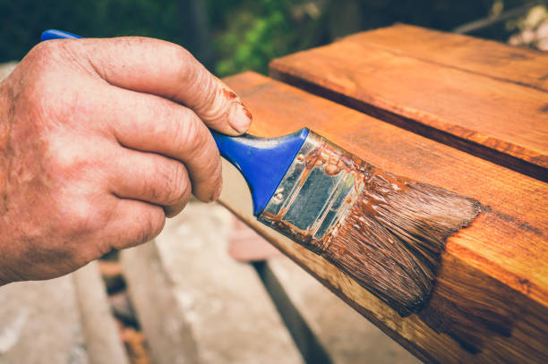 pintor con pincel pintura madera superficial - wood deck wood stain paint fotografías e imágenes de stock