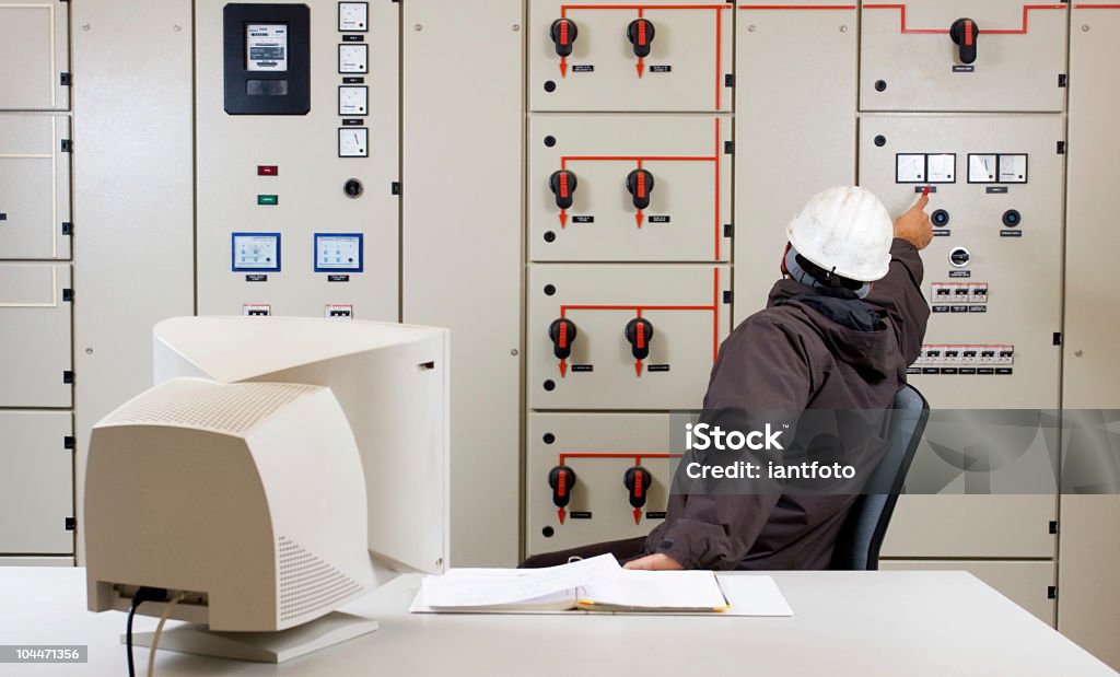 Ingenieur in einem Kraftwerk. - Lizenzfrei Elektronik-Industrie Stock-Foto