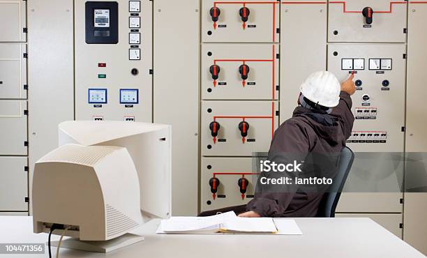 Ingenieur In Einem Kraftwerk Stockfoto und mehr Bilder von Elektronik-Industrie - Elektronik-Industrie, Lageplan, Arbeiter