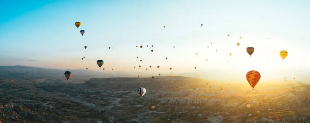 вид с воздуха на воздушные шары над каппадокией на восходе солнца,турция (панорама xxl) - cappadocia hot air balloon turkey basket стоковые фото и изображения