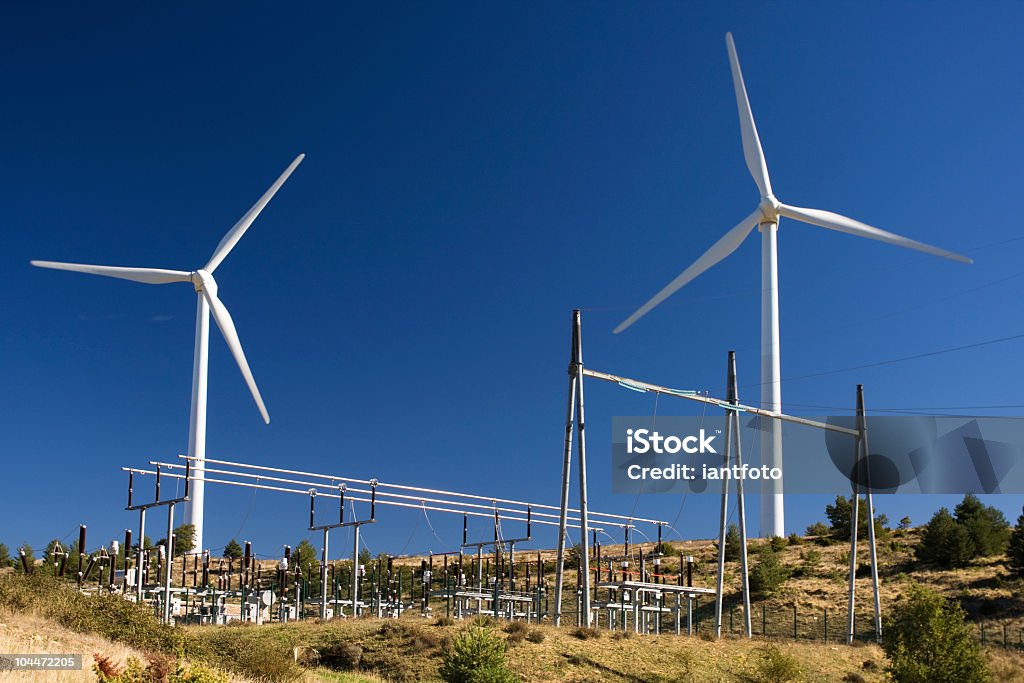 Ветровые турбины и мощность subestation - Стоковые фото Анемометр роялти-фри