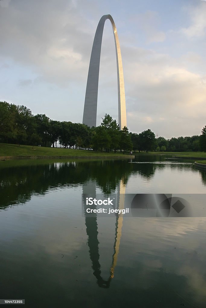 St. Louis Gateway Arch e Riflessione - Foto stock royalty-free di Arco Gateway