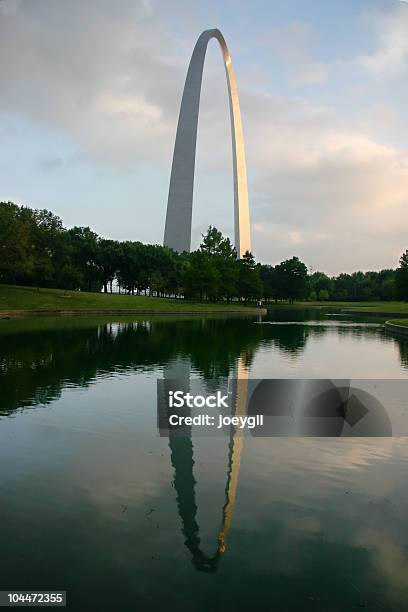 St Louis Gateway Arch E Riflessione - Fotografie stock e altre immagini di Arco Gateway - Arco Gateway, Saint Louis, Alberato