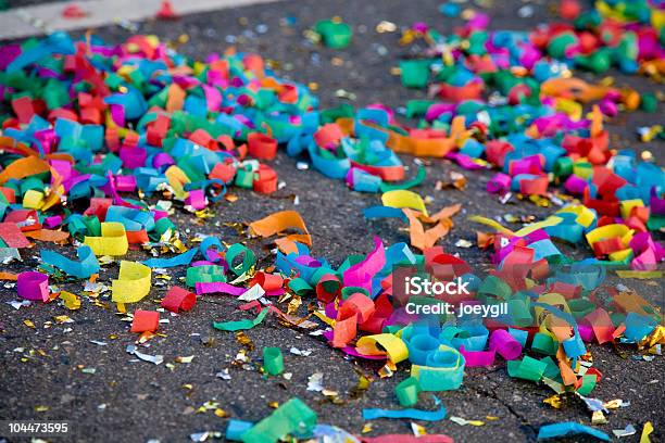 Photo libre de droit de Confetti Sur La Rue 2 banque d'images et plus d'images libres de droit de Défilé - Défilé, Chaos, Confetti