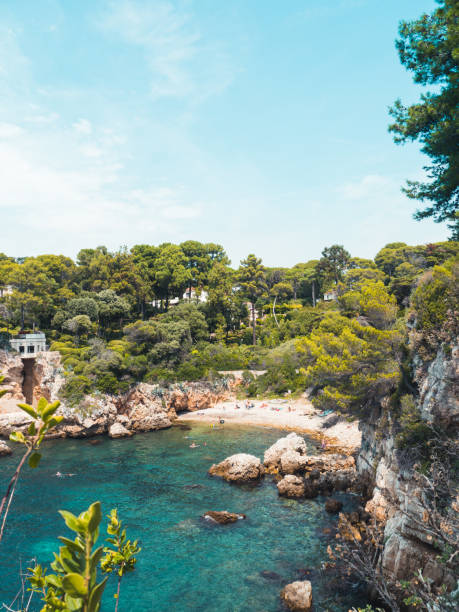 baia del miliardario a cap d'antibes - antibes foto e immagini stock