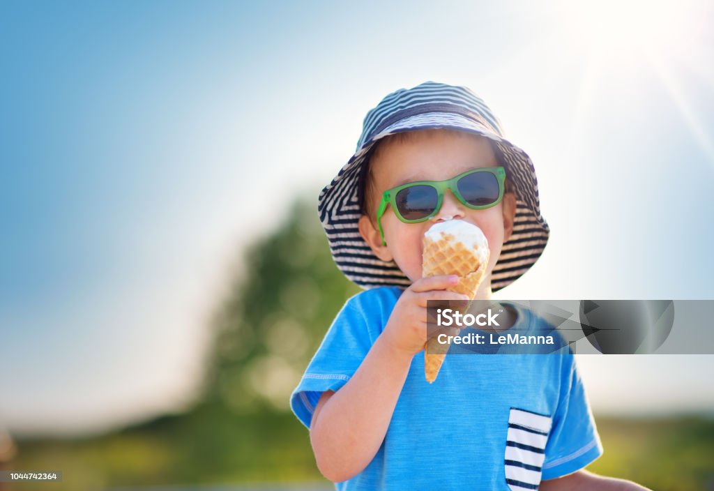 Glückliches Kind Eis im Sommer im Freien essen - Lizenzfrei Kind Stock-Foto