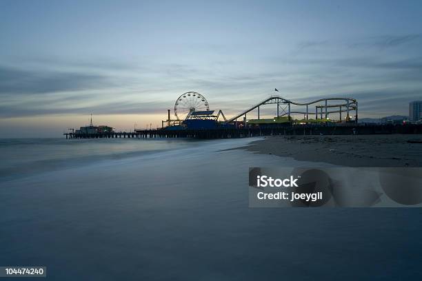 Photo libre de droit de Plage Et Jetée De Santa Monica banque d'images et plus d'images libres de droit de Santa Monica Pier - Santa Monica Pier, Attraction foraine - Équipement de loisirs, Brouillard