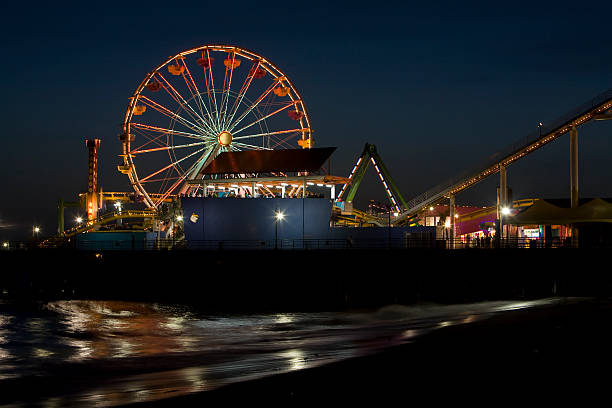 pier de santa mônica - santa monica pier santa monica beach night amusement park imagens e fotografias de stock