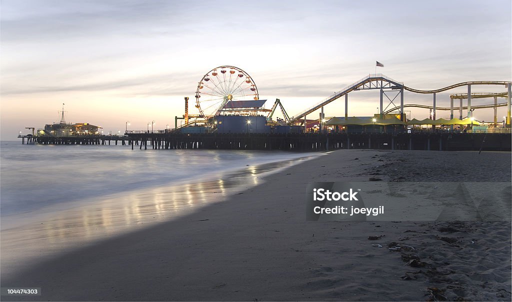 Píer de Santa Monica, ao anoitecer - Foto de stock de Pier de Santa Mônica royalty-free