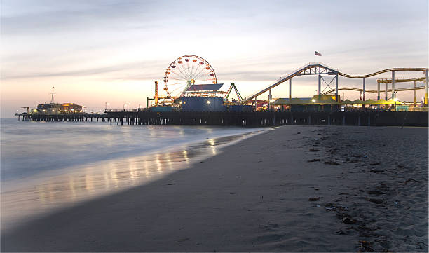 pier de santa mônica o anoitecer - santa monica beach beach california wave imagens e fotografias de stock