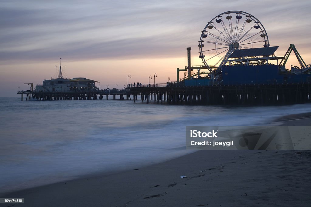 Santa Monica Pier bei Dämmerung - Lizenzfrei Achterbahn Stock-Foto