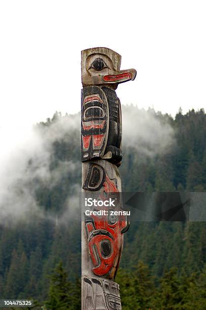 Totem Łosoś - zdjęcia stockowe i więcej obrazów Słup totemiczny - Słup totemiczny, Stan Alaska, Kultura Alaski