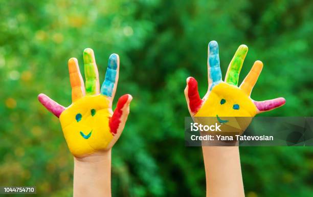 Kinderhände In Farben Sommerfoto Selektiven Fokus Stockfoto und mehr Bilder von Vorschulalter