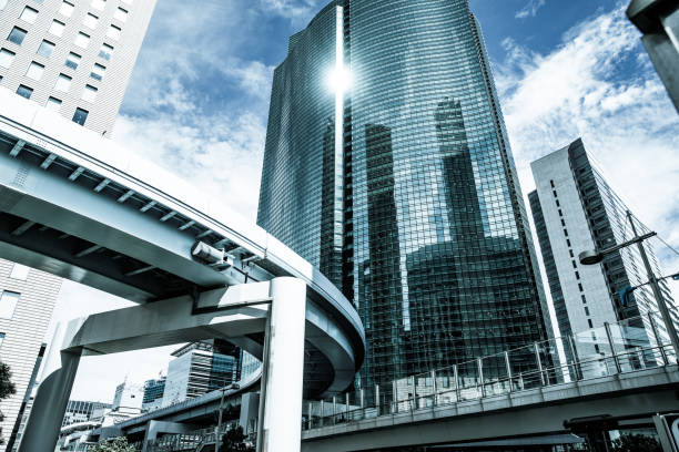 shiodome business district, tokyo - giappone - shimbashi district skyscraper building exterior low angle view foto e immagini stock