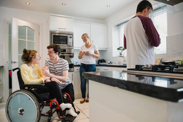 happy family socialising in the kitchen - esclerose lateral amiotrófica imagens e fotografias de stock